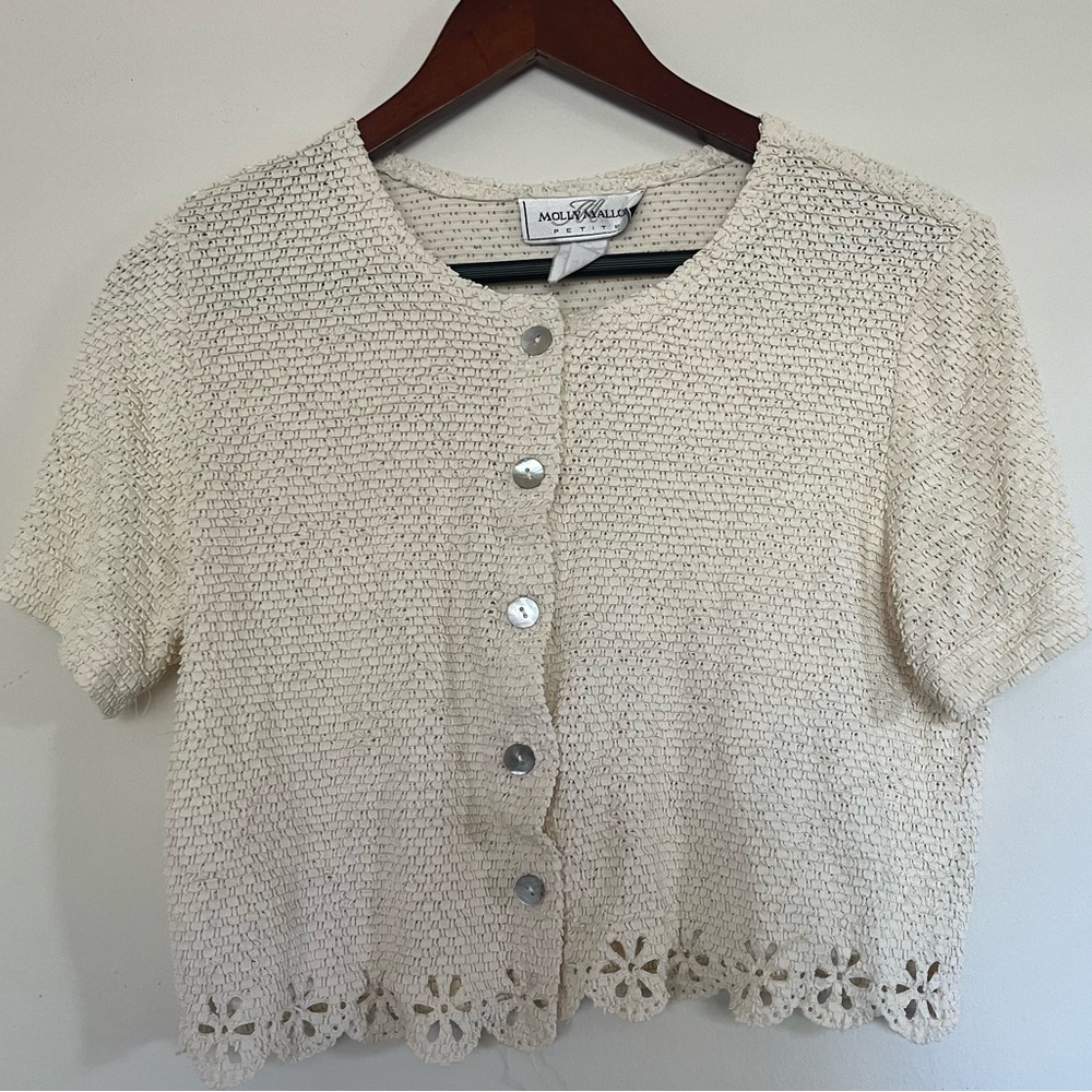 Vintage Ivory Crop Top 

Tag says 10 petite, fits a S/M

P2P: 18”
Length: 15.5”